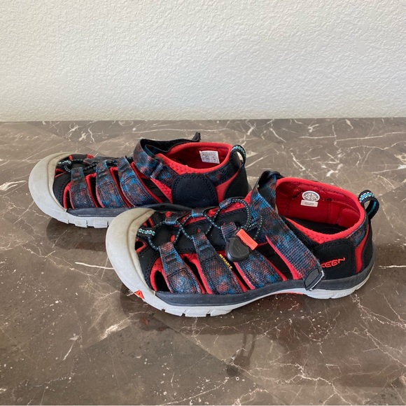 Keen Newport H2 Closed Toe Waterproof Sandal Size 3 - Picture 3 of 5